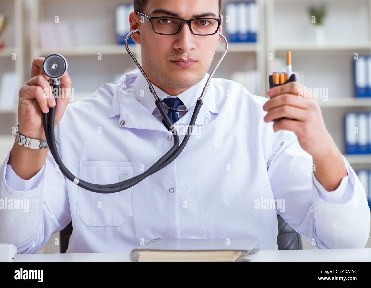 Männlicher Arzt in anti-Rauchen conceptwithcigarette Pack Stockfoto