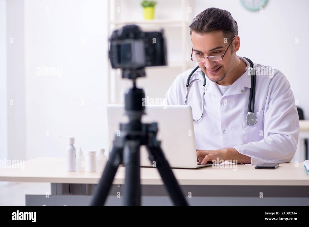 Junge männliche Arzt Aufnehmen von Video für seinen Blog Stockfoto