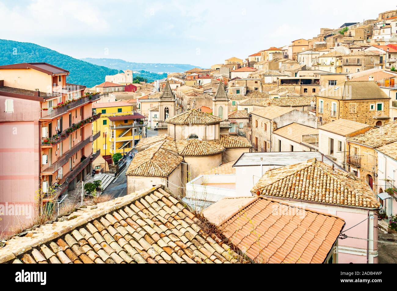 Traditionelle italienische Dorf Landschaft. Stadtbild von Filadelfia in Kalabrien, Italien. Mittelalterliche Stadtbild Skyline von kleinen süditalienischen Stadt am Vorabend entfernt Stockfoto