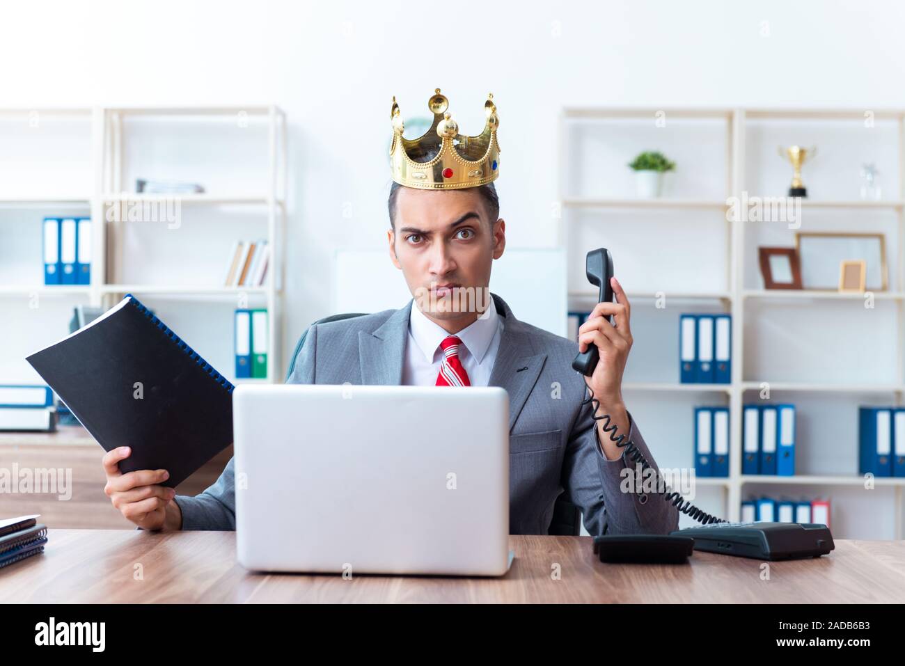 König Geschäftsmann an seinem Arbeitsplatz Stockfoto