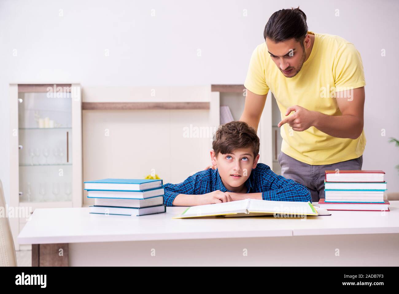 Vater, der seinen Sohn für Schule vorzubereiten Stockfoto