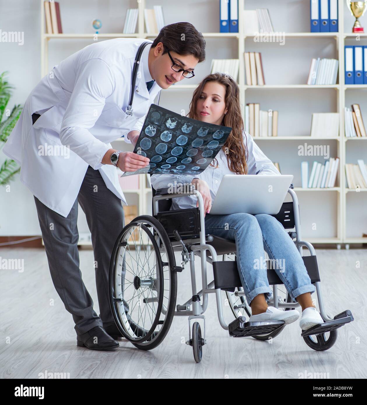 Arzt diskutieren x-ray Bild mit Patienten Stockfoto