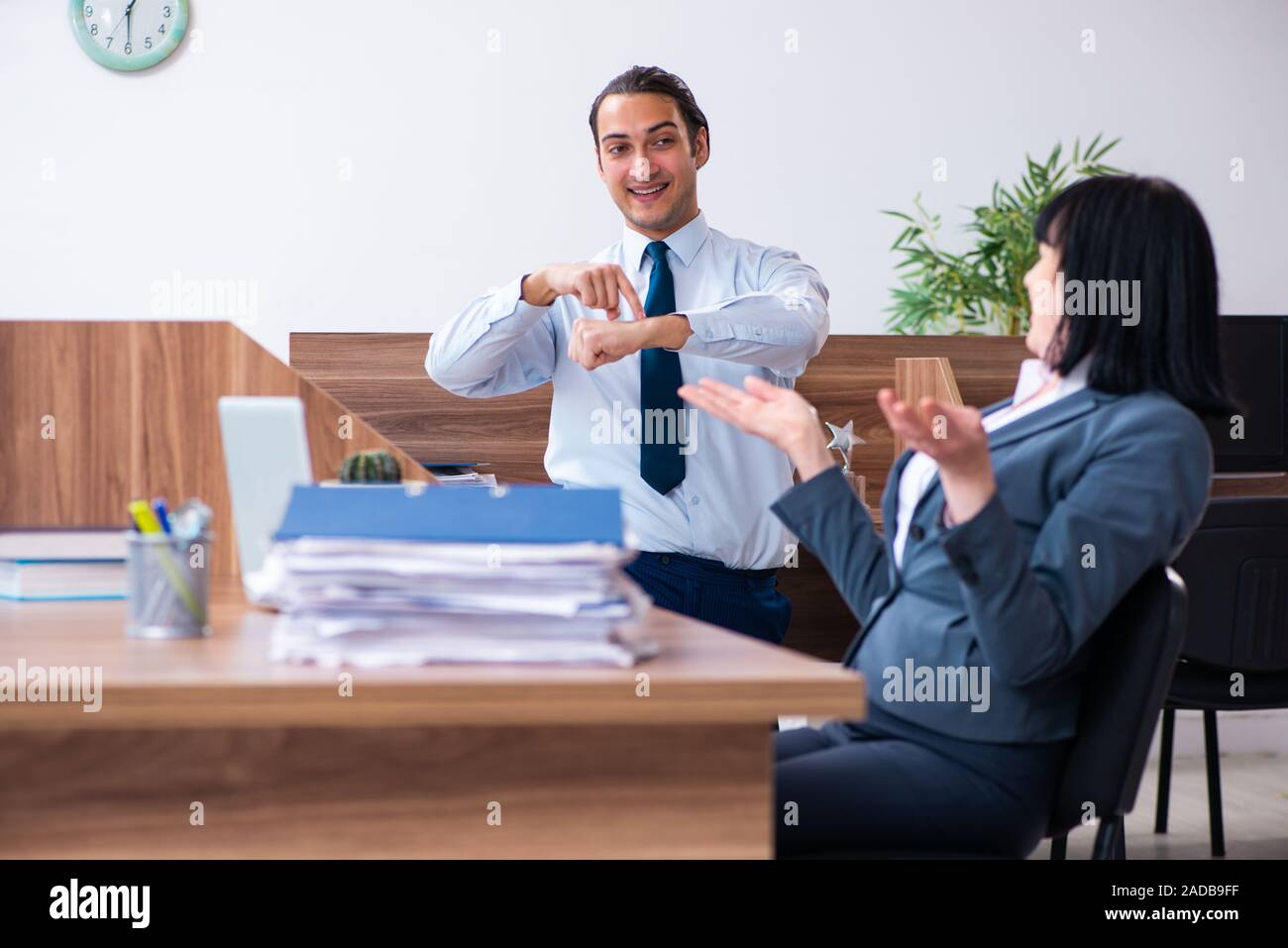 Zwei Mitarbeiter, die sportliche Übungen im Büro Stockfoto