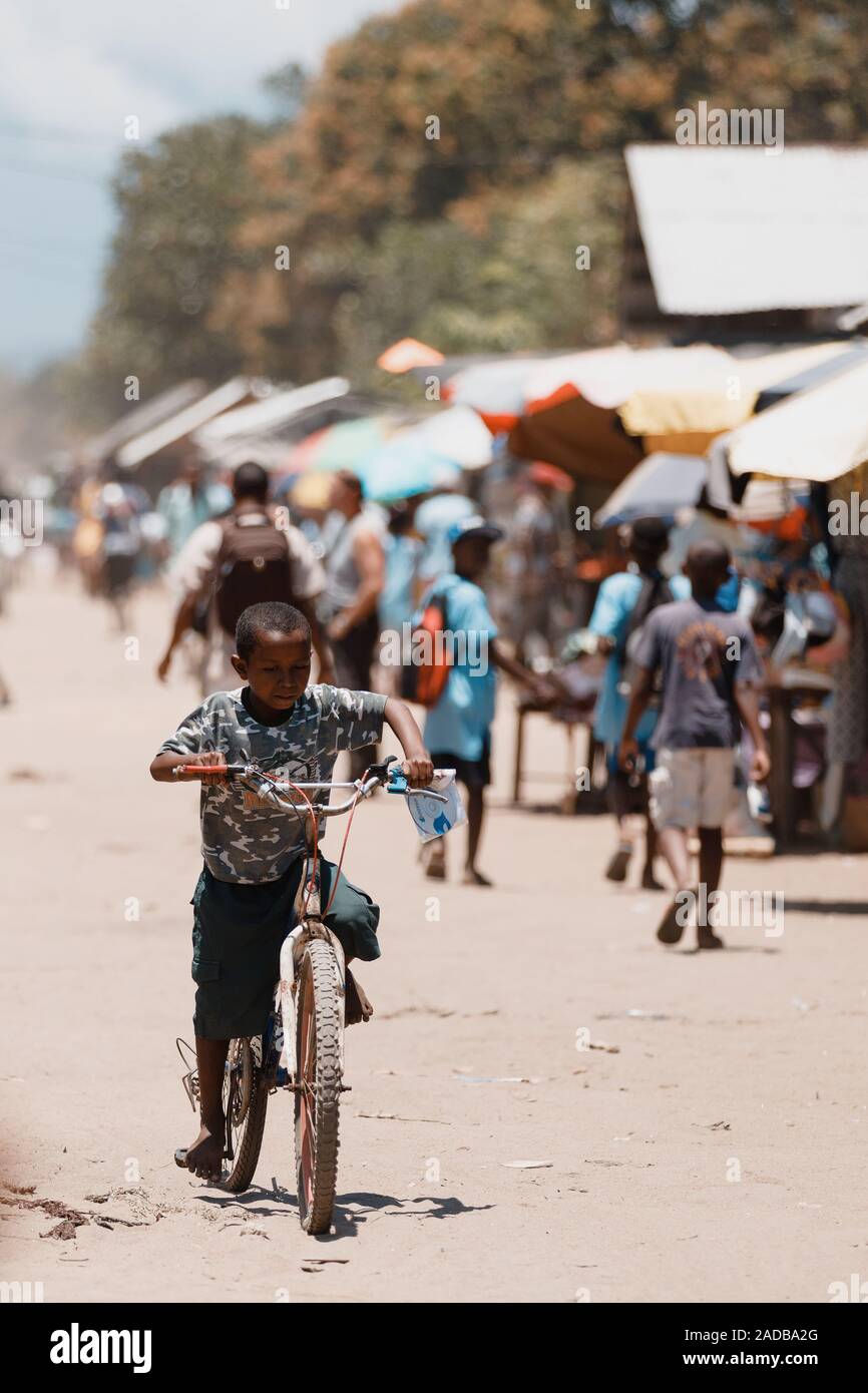 Madagaskar Oktober 18.2016 glücklich und lächelnd Junge Reiten Fahrrad auf der Main Street. Maroantsetra Oktober 18. 2016, Madagaskar. Stockfoto