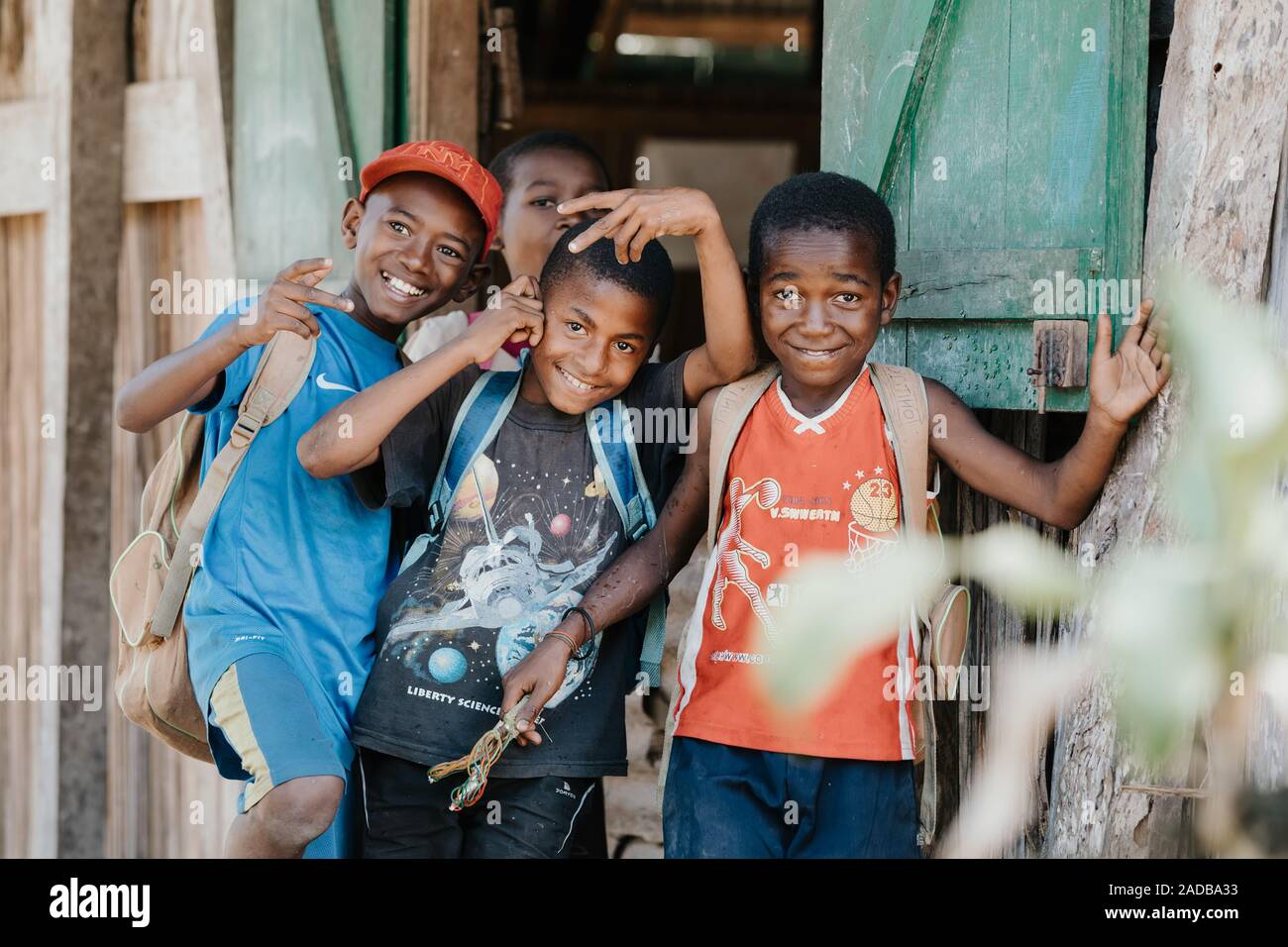 Madagaskar Oktober 18.2016 Gruppe von Glücklich und lächelnden jungen Jungen, Grundschule Student. Maroantsetra Oktober 18. 2016, Madagaskar. Stockfoto