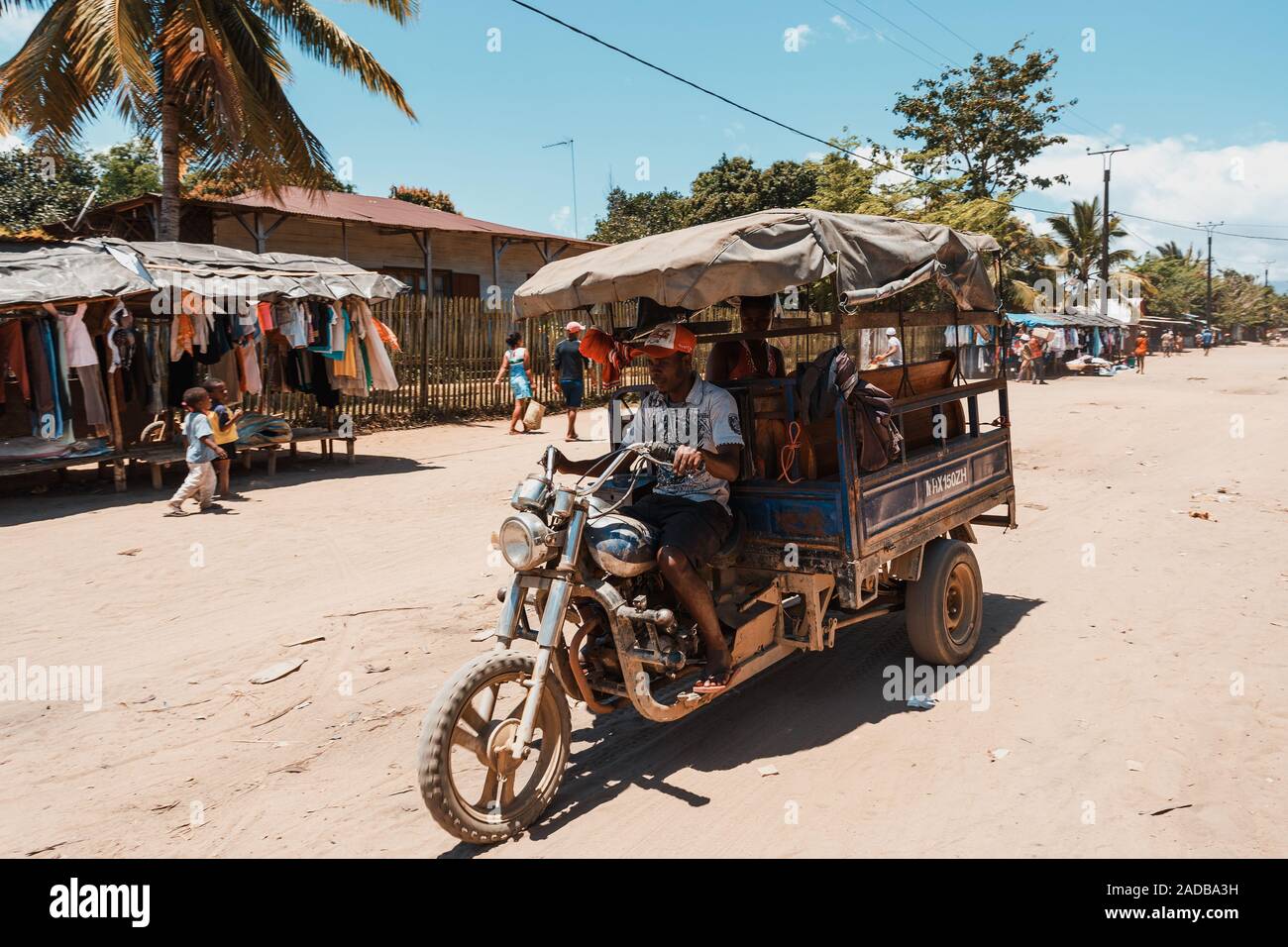 MAROANTSETRA, MADAGASKAR OKTOBER 18.2016 madagassischen Familie auf rikscha auf den ländlichen Markt auf der Hauptstraße von Maroantsetra Stadt. Das tägliche Leben auf der Straße. M Stockfoto