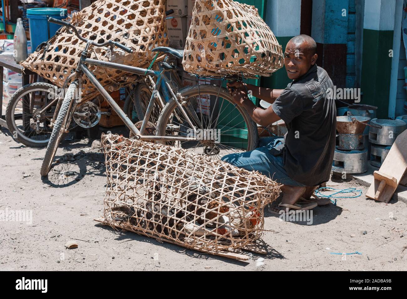 Madagaskar Oktober 18.2016 Straße Huhn speichern. Verkäufer mann Vorbereitung der Hühner zu verkauft werden. Maroantsetra Oktober 18. 2016, Madagaskar. Stockfoto