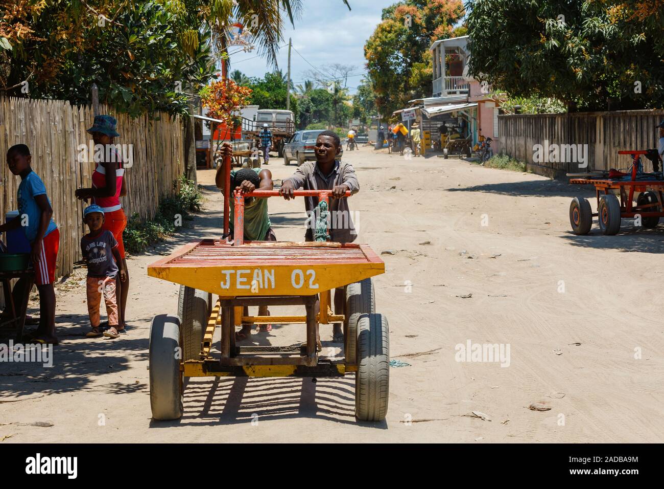 MAROANTSETRA, MADAGASKAR OKTOBER 18.2016 madagassischen Arbeitnehmern transportieren Güter auf der Main Street von Maroantsetra Stadt. Madagaskar, Oktober 18. 2016 Stockfoto