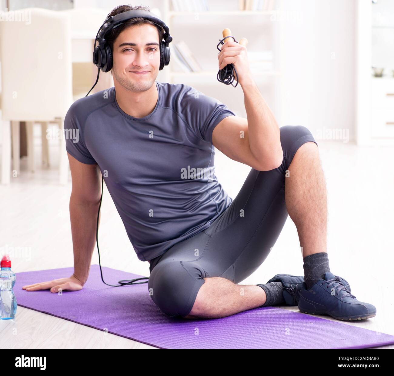 Mann Sport zu Hause und Hören von Musik Stockfoto