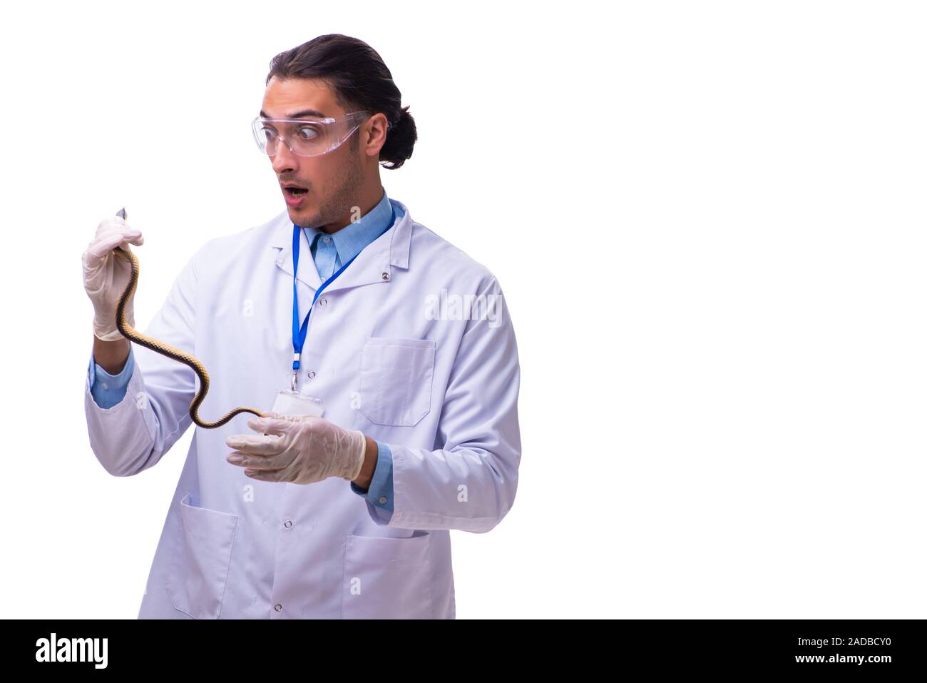 Junge männliche Zoologe mit Schlange isoliert auf weißem Stockfoto