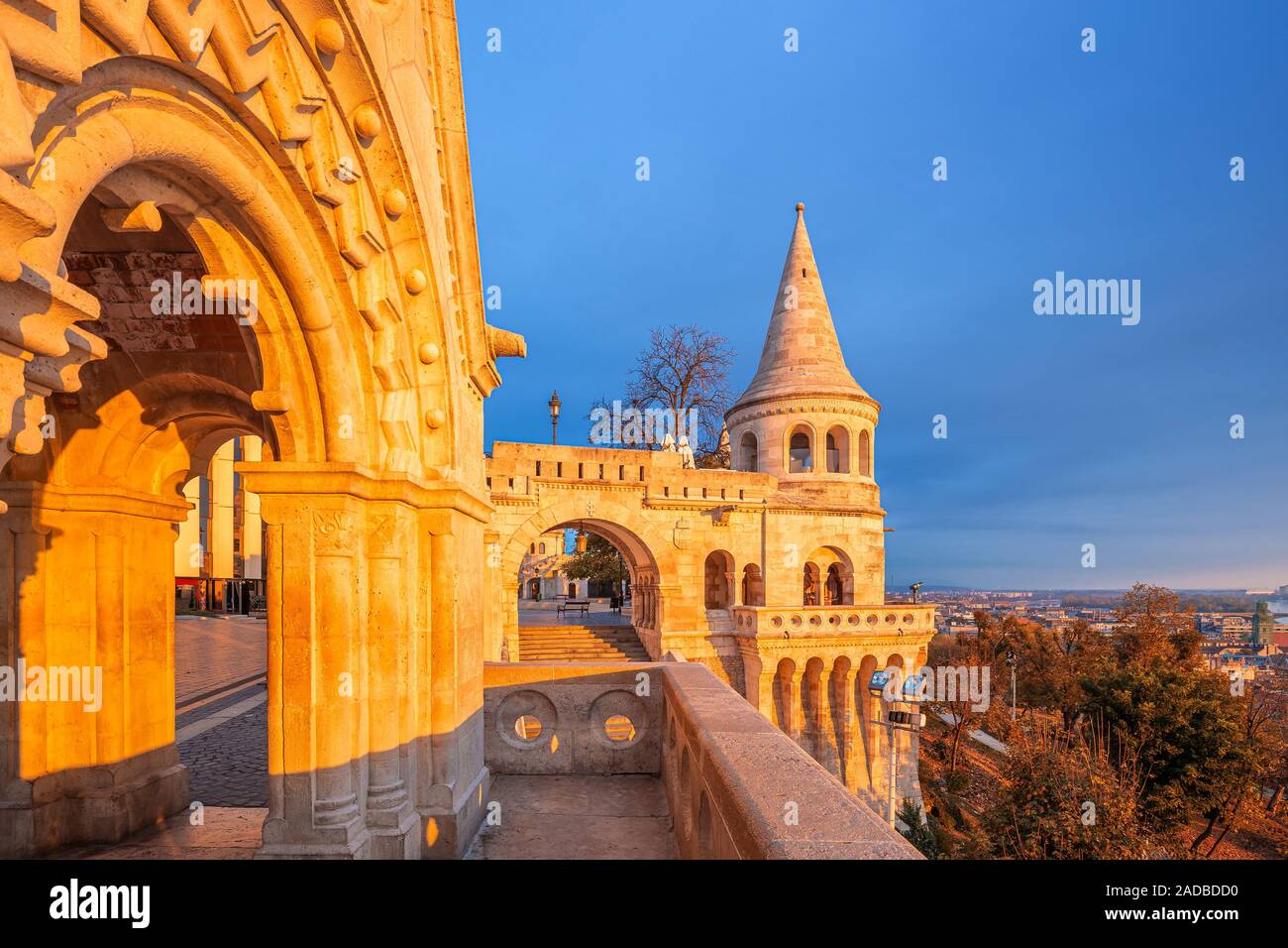 Budapest, Ungarn - Berühmte Fisherman's Bastion in Golden Shine bei Sonnenaufgang vom Balkon aus. Strahlend blauer Himmel, Herbst Blätter und Laub an backgroun Stockfoto