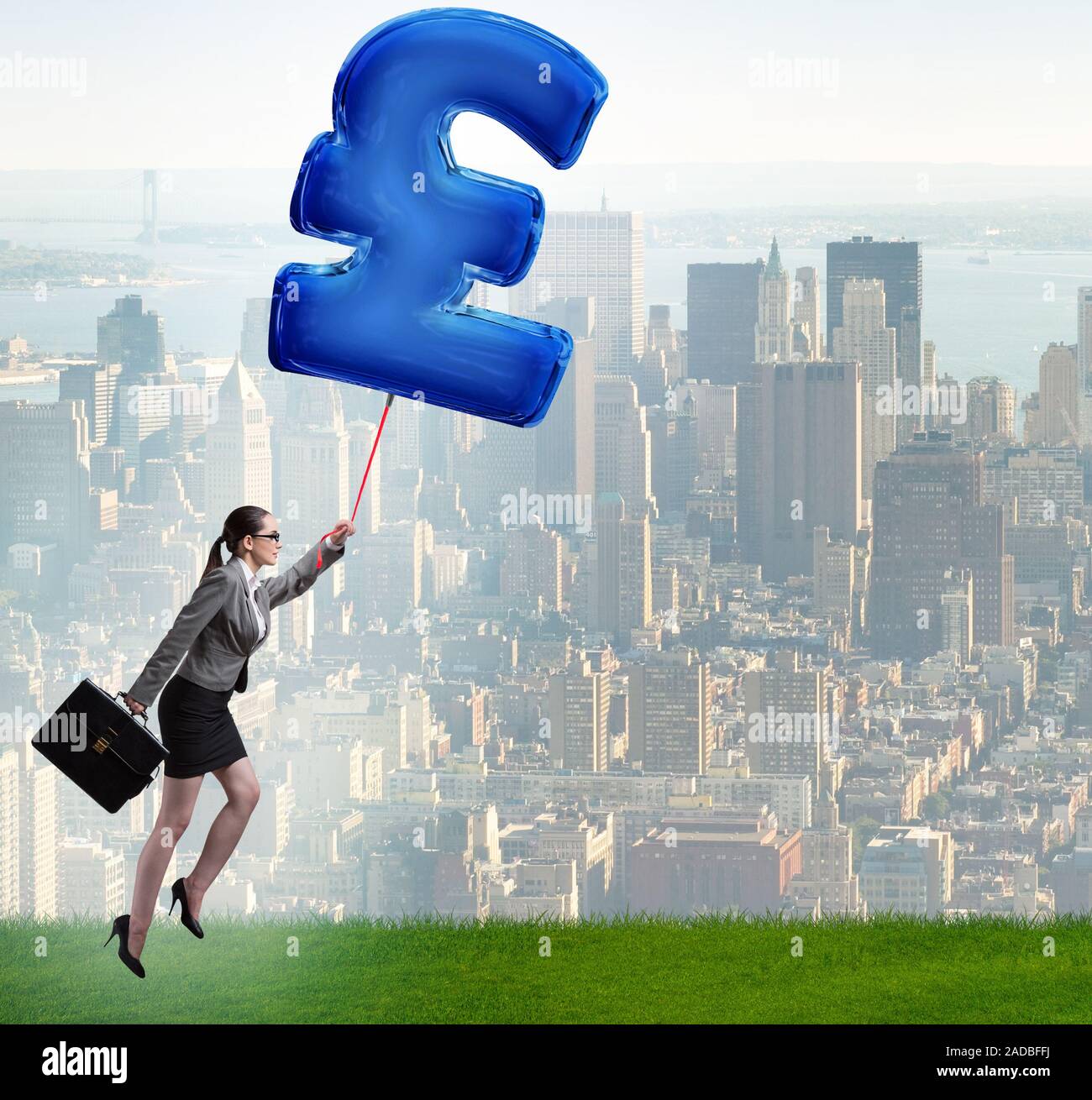 Die geschäftsfrau Fliegen auf britische Pfund Zeichen aufblasbare balloo Stockfoto