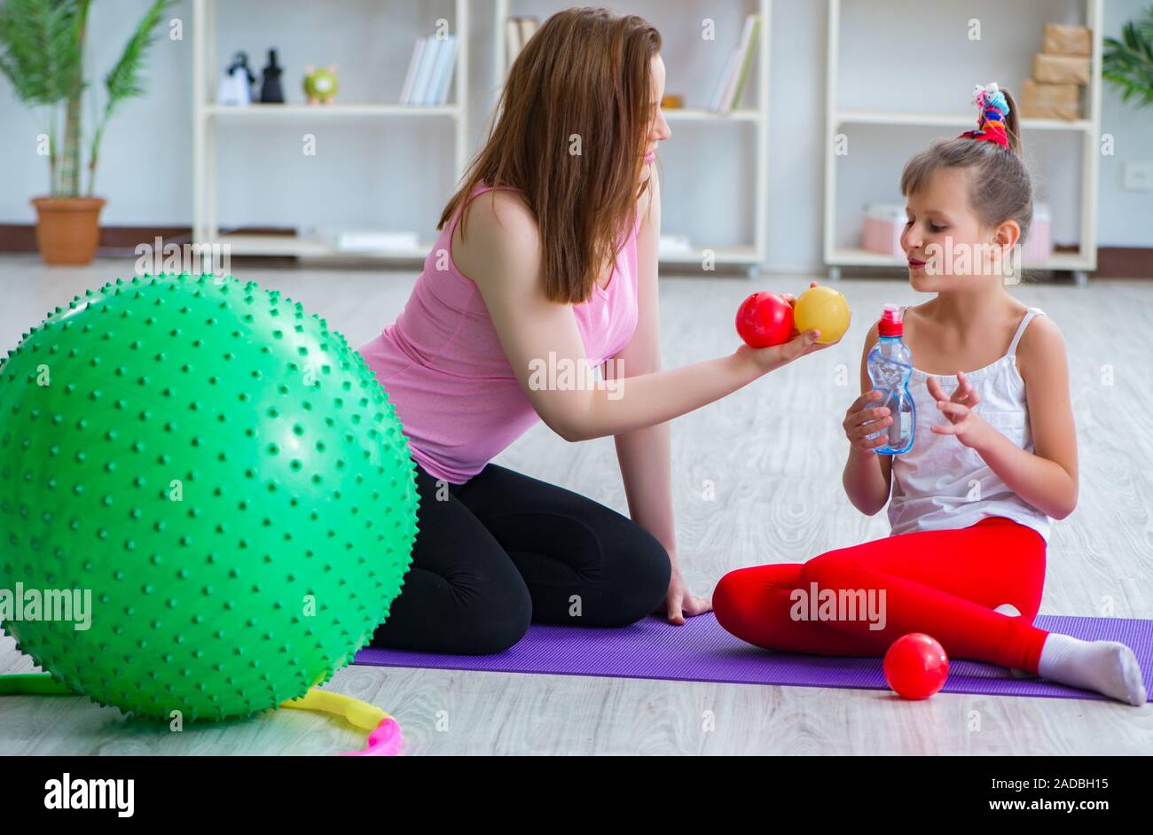 Mädchen und Mutter zu Hause trainieren Stockfoto