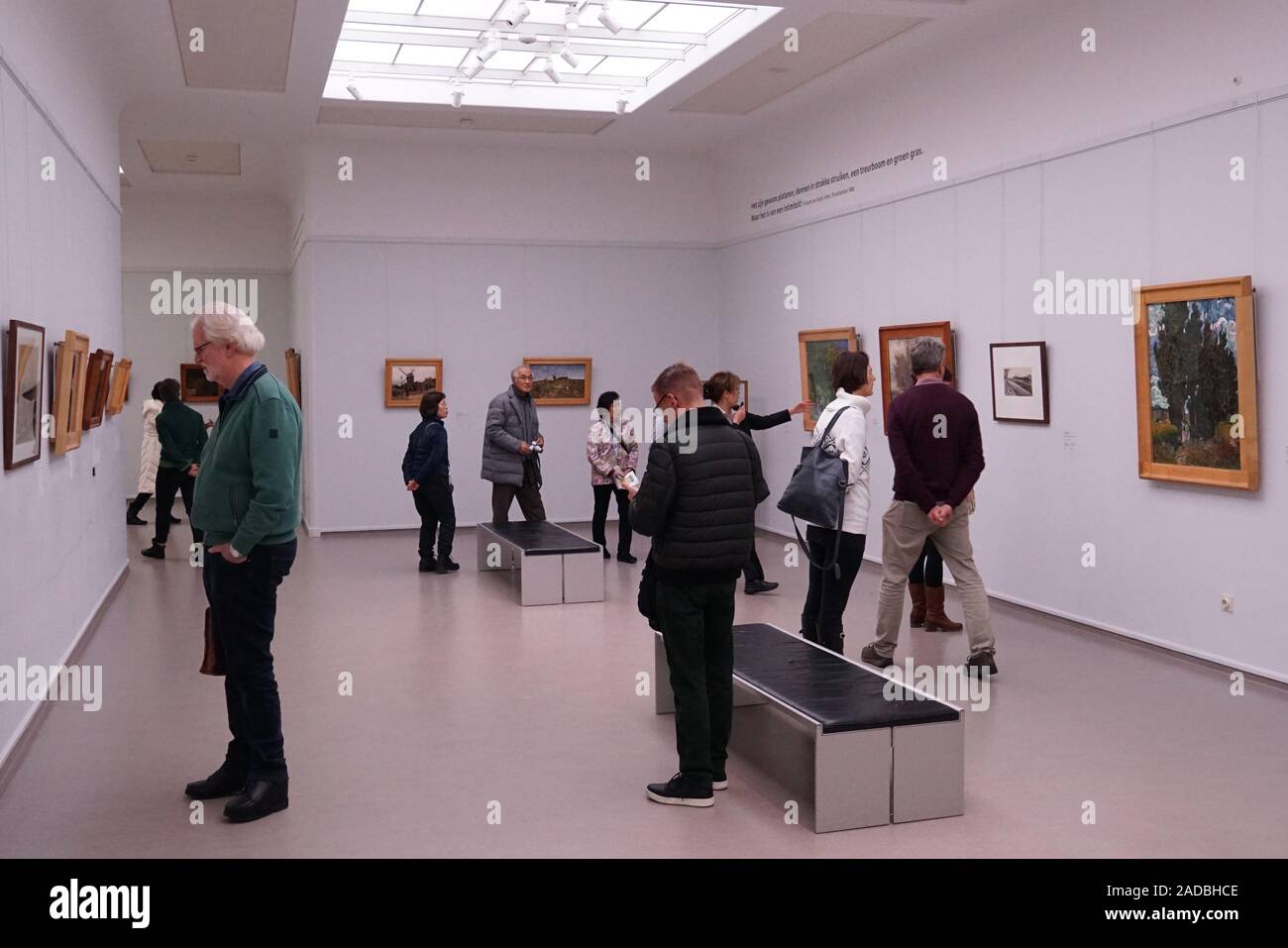 Otterlo, Niederlande. 3. Dezember, 2019. Besucher sehen Gemälde von
