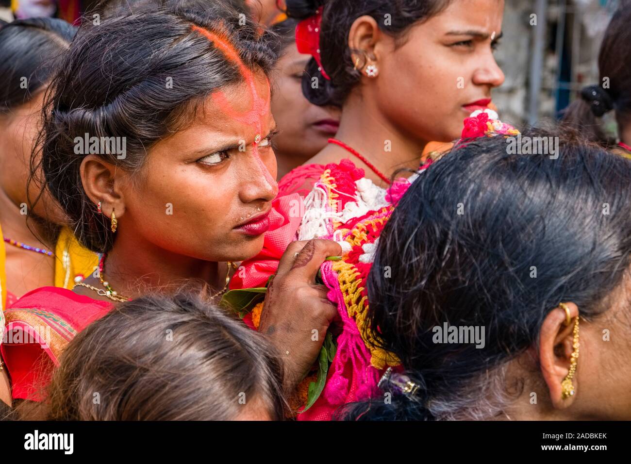 Die Frauen Schlange, um in den Straßen der Stadt für die Eingabe der Ram Mandir zu beten und bieten bei Maha Astmi, dem wichtigsten Tag der Darsain Festival Stockfoto