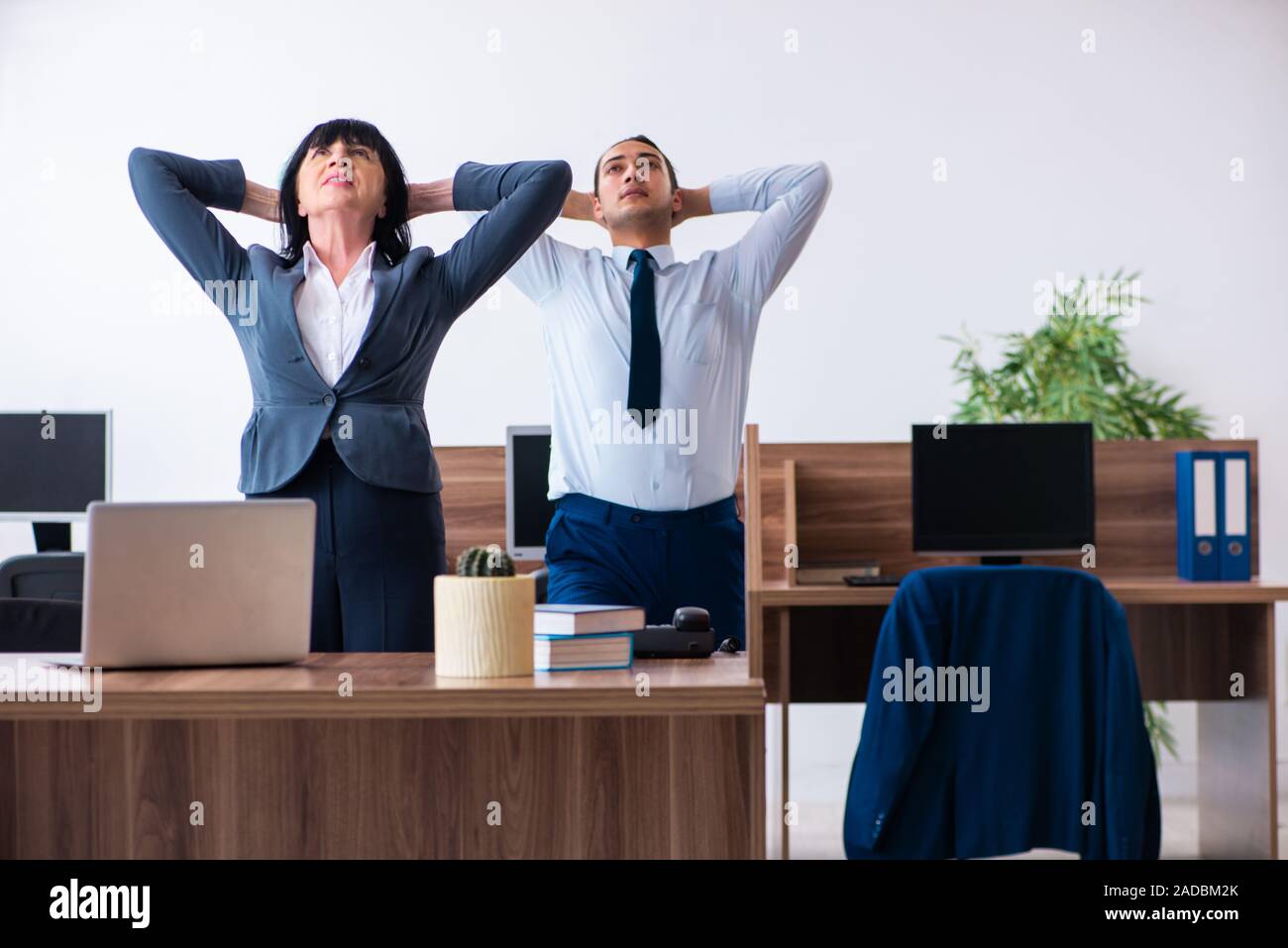 Zwei Mitarbeiter, die sportliche Übungen im Büro Stockfoto