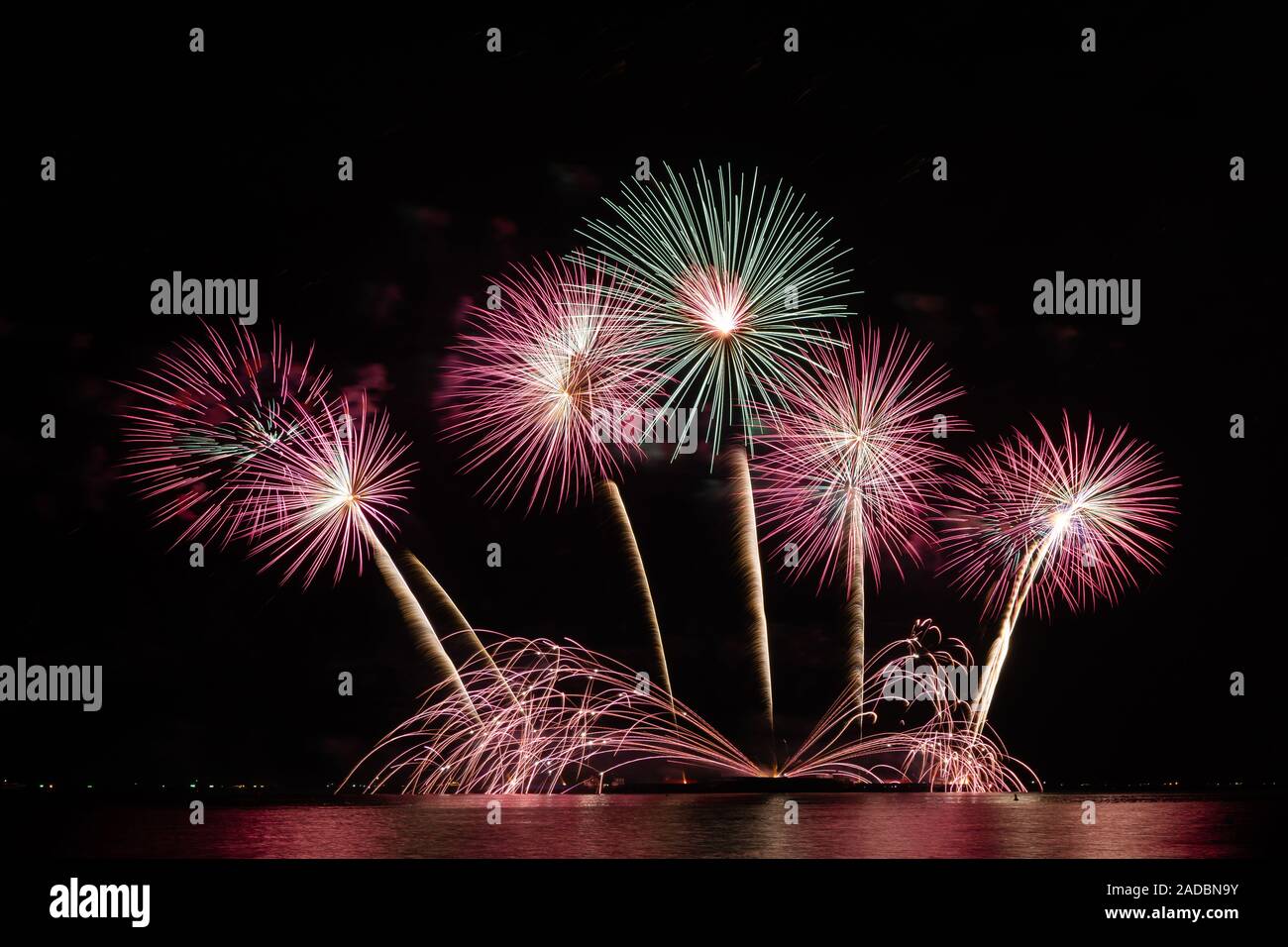 Feuerwerk schönes Fest Festival bunte Countdown frohe Weihnachten Frohes neues Jahr dunklen Himmel funkeln glühende fröhlichen Jahrestag Stockfoto