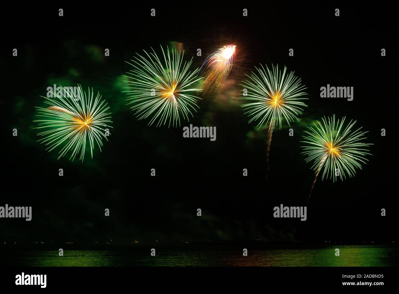 Feuerwerk schönes Fest Festival bunte Countdown frohe Weihnachten Frohes neues Jahr dunklen Himmel funkeln glühende fröhlichen Jahrestag Stockfoto