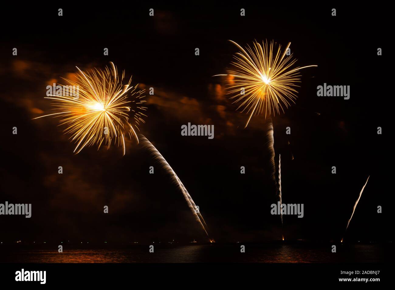 Feuerwerk schönes Fest Festival bunte Countdown frohe Weihnachten Frohes neues Jahr dunklen Himmel funkeln glühende fröhlichen Jahrestag Stockfoto