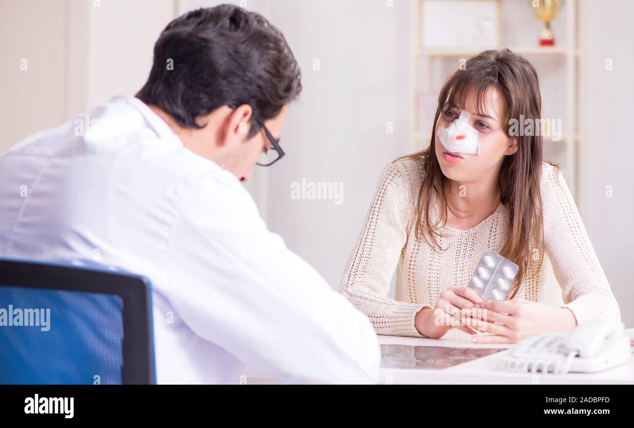 Die männlichen Arzt zu sprechen Patienten mit nasenoperation Chirurgie Stockfoto
