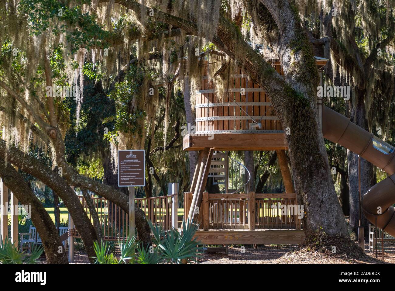 Spielplatz mit altmodischen Wasserturm Folie am Lake Hiawatha Park erhalten entlang des Lake Minneola in Clermont, Florida. (USA) Stockfoto