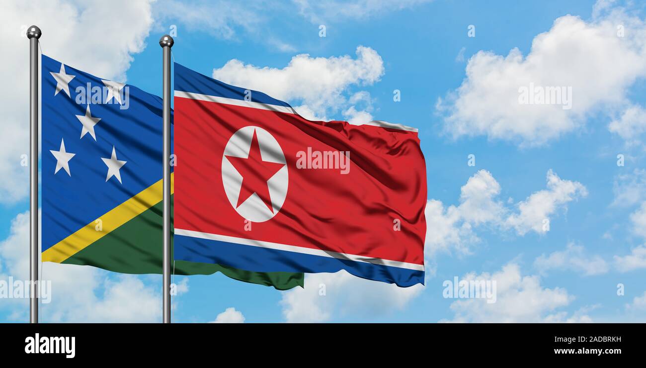Salomonen und Nordkorea Fahne im Wind gegen Weiße bewölkt blauer Himmel zusammen. Diplomatie Konzept, internationale Beziehungen. Stockfoto