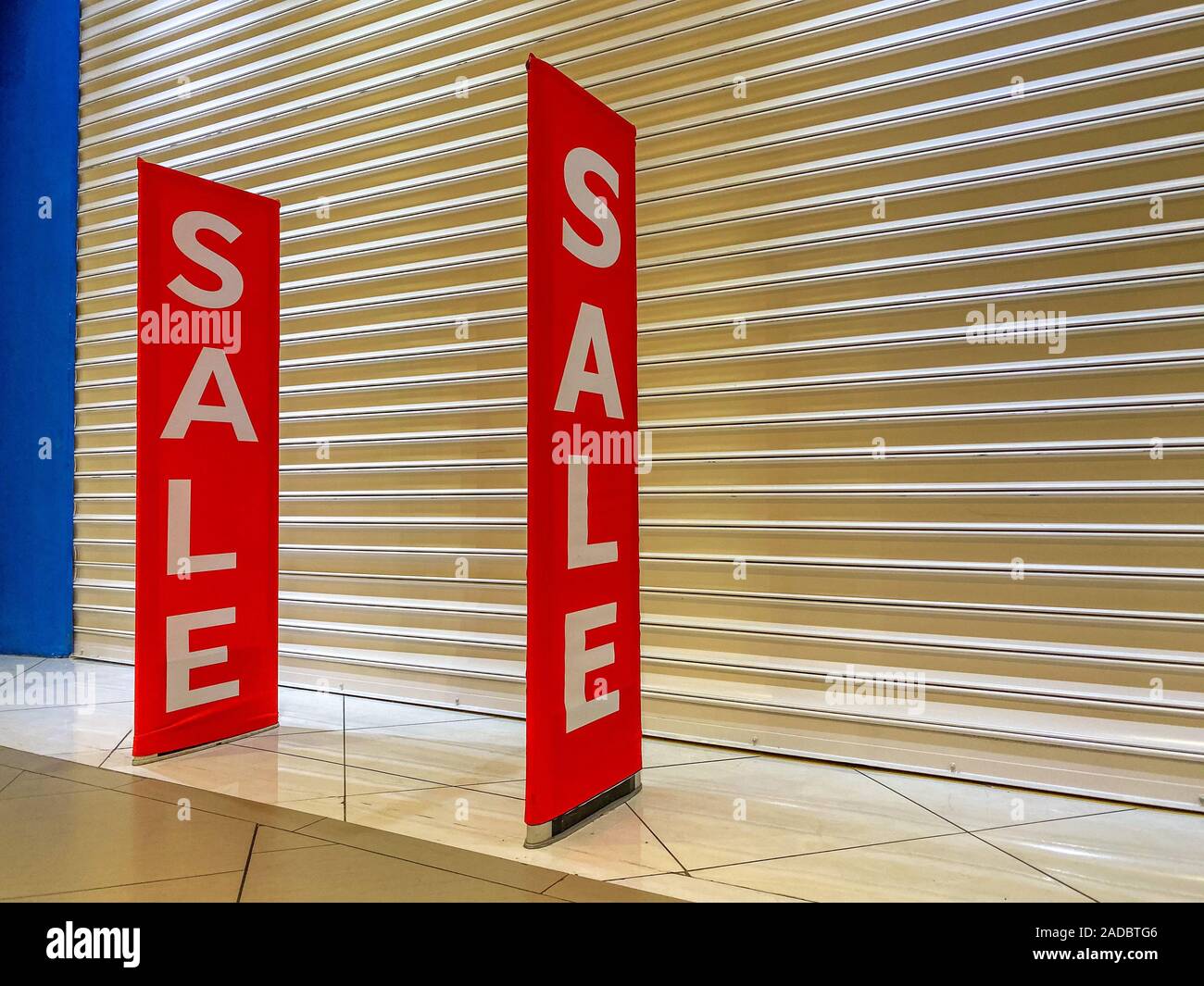 Big Verkauf Banner am schließen Outlet Shopping Mall hängen Stockfoto