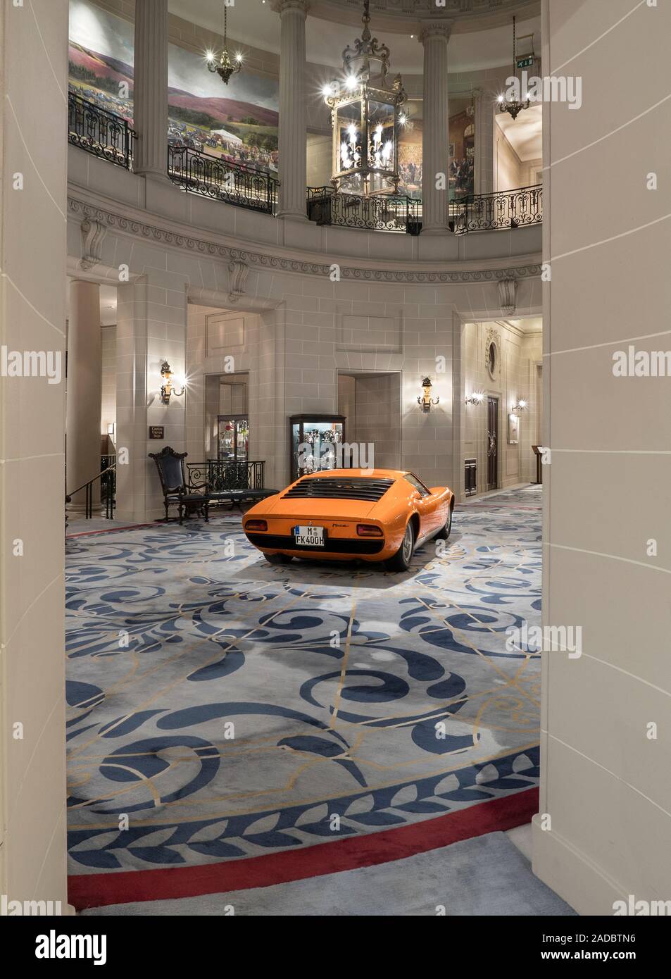 1968 Lamborghini Miura auf Anzeige in der Rotunde des Royal Automobile Club Pall Mall London UK Stockfoto