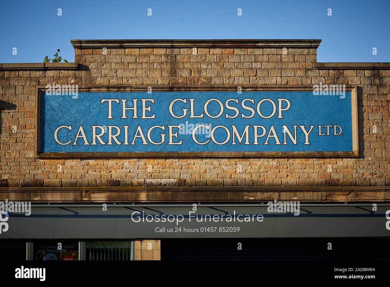 Glossop Markt der Stadt, die High Peak, Derbyshire, England. Der glossop Carriage Company Ltd. unterzeichnen Stockfoto