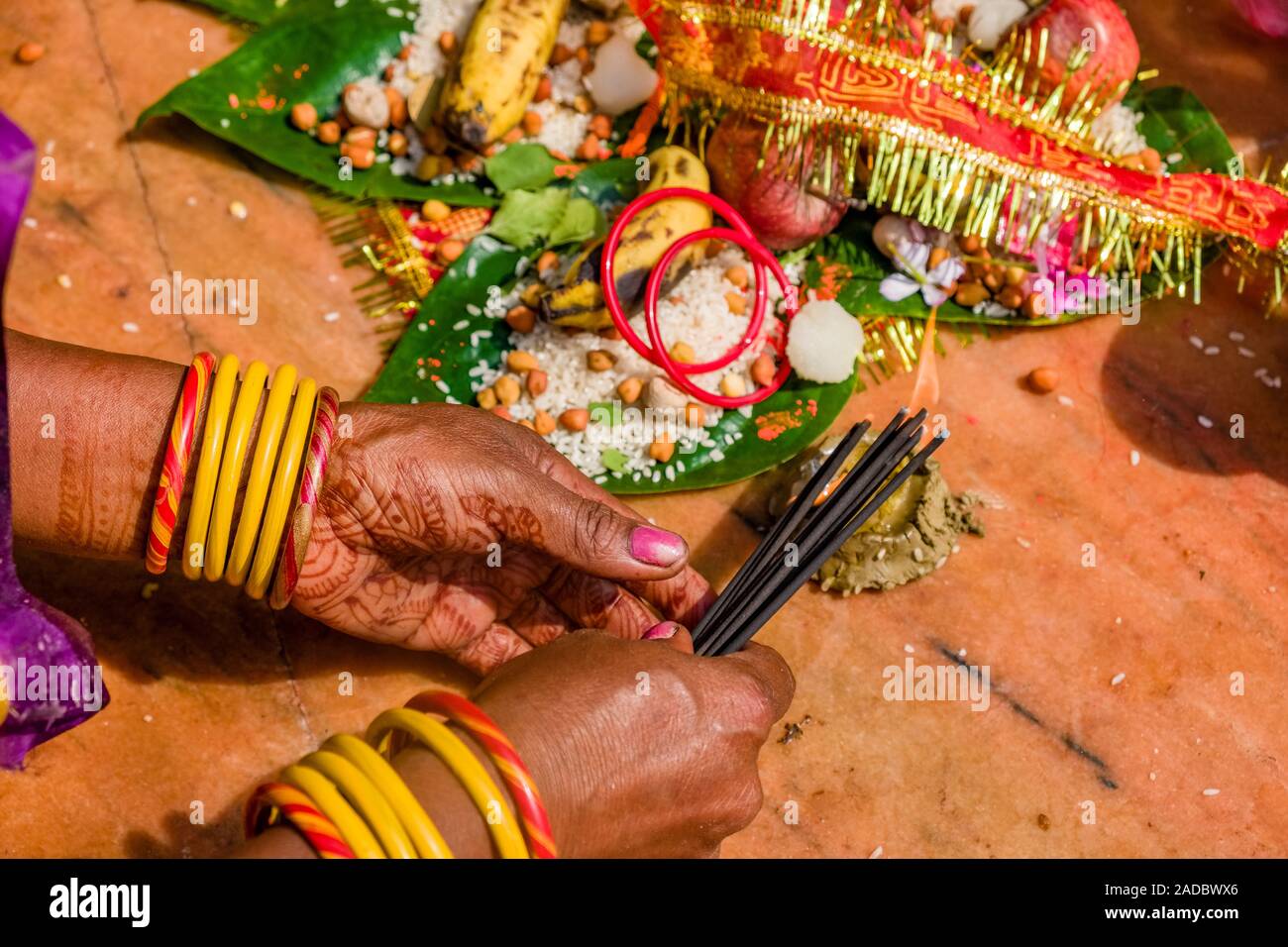 Hand einer Frau, die holding incence Sticks, die an der Khoich Zeremonie im Ram Mandir bei Maha Astmi, dem wichtigsten Tag der Darsain Festival Stockfoto