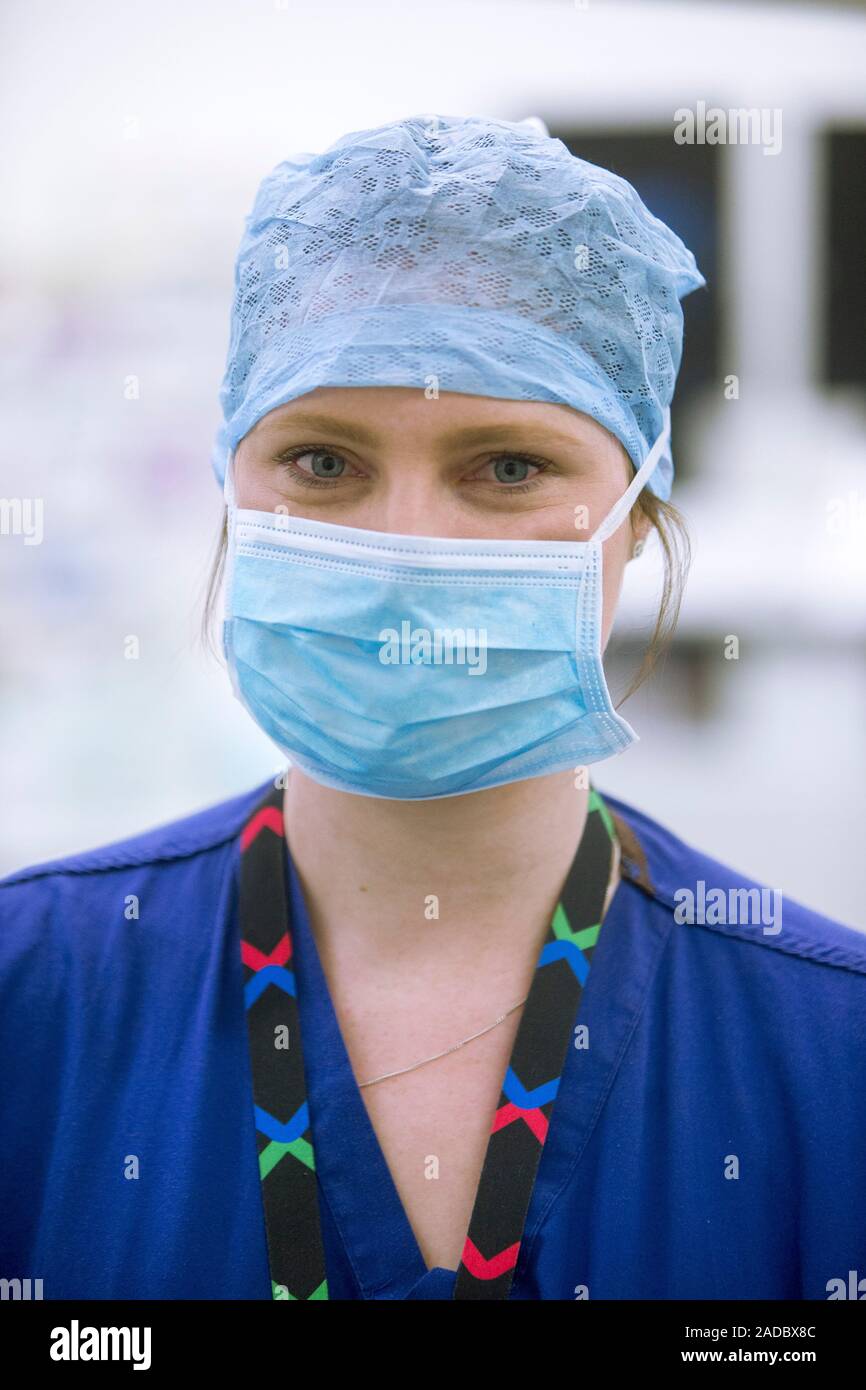 Op-Schwester. Krankenschwester trägt eine Gesichtsmaske und Kopfbedeckung  im Operationssaal während einer Operation Stockfotografie - Alamy