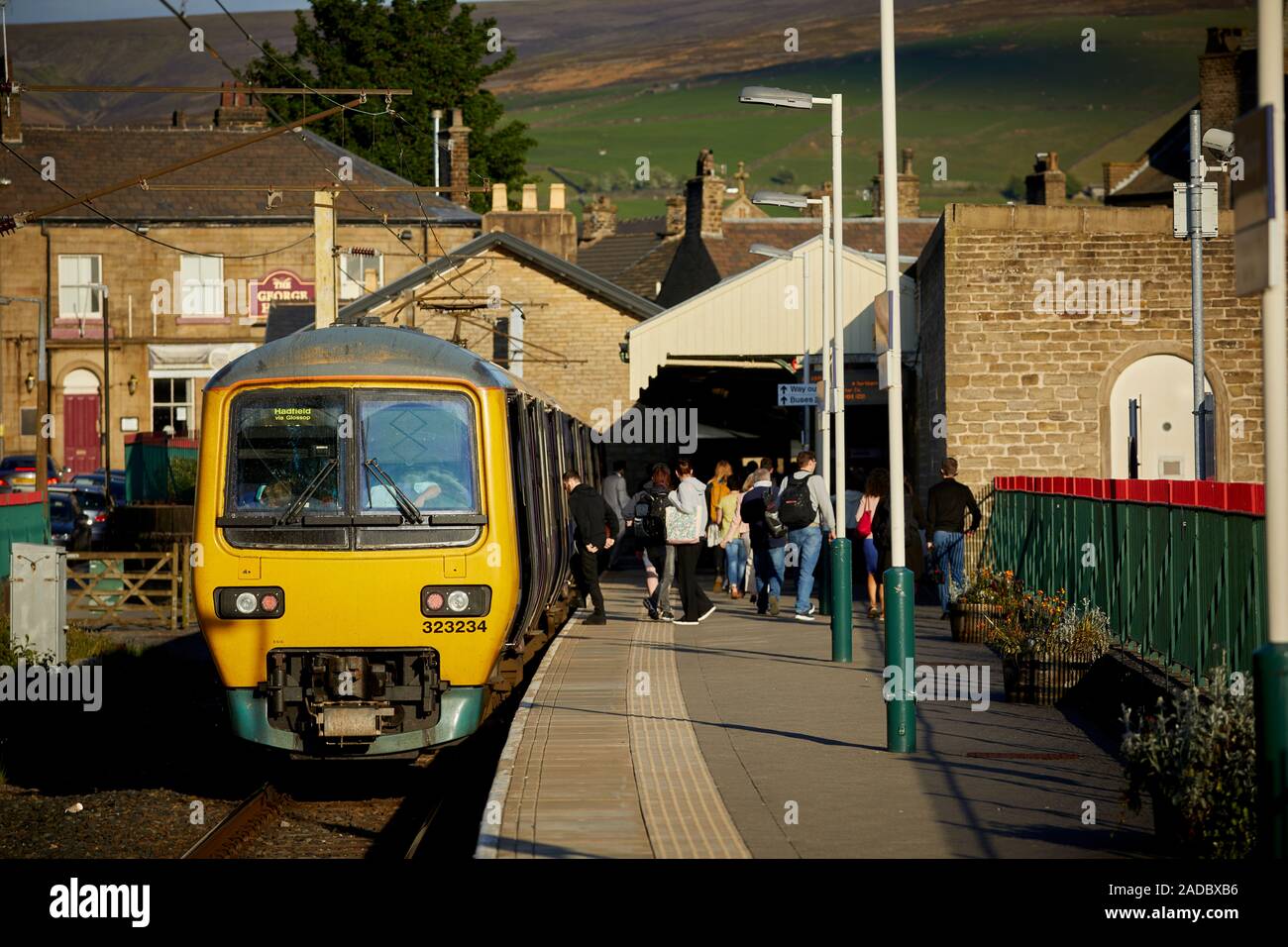 Glossop Markt der Stadt, die High Peak, Derbyshire, England. Northern Anrufe 323 elektrische Einheit in Glossop Kopfbahnhof anreisen Stockfoto