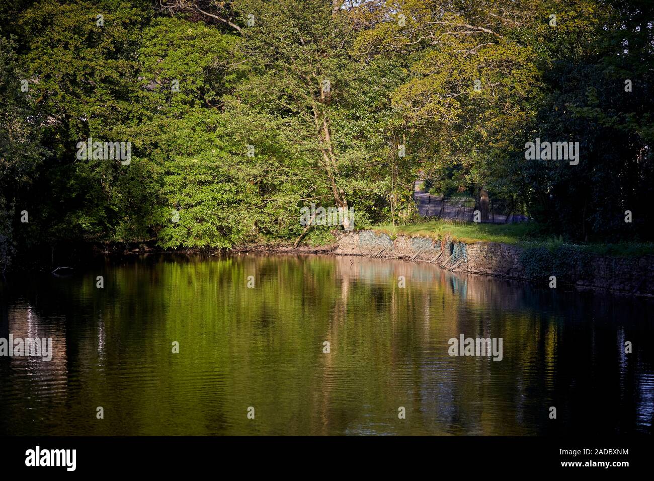 Glossop Markt der Stadt, die High Peak, Derbyshire, England. Howard Park viktorianischen Park in seiner eigenen Schutzgebiet Stockfoto