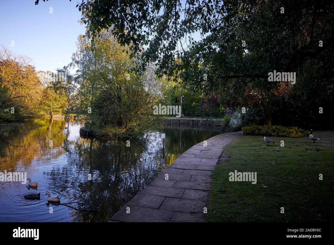 Glossop Markt der Stadt, die High Peak, Derbyshire, England. Howard Park viktorianischen Park in seiner eigenen Schutzgebiet Stockfoto