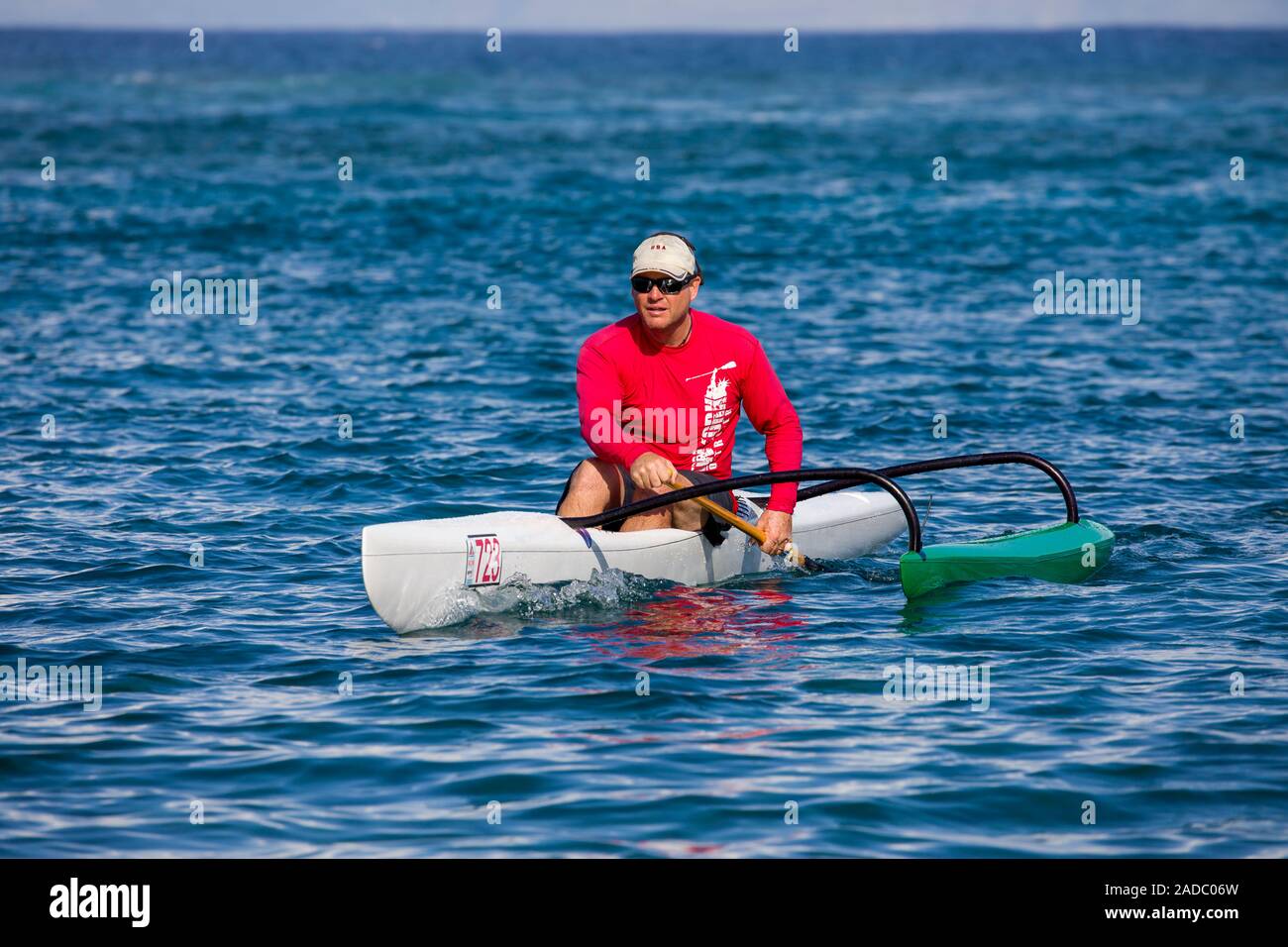 Man paddeln eine Person outrigger Kanu vor der Insel Maui, Hawaii. Bild Model Released. Stockfoto