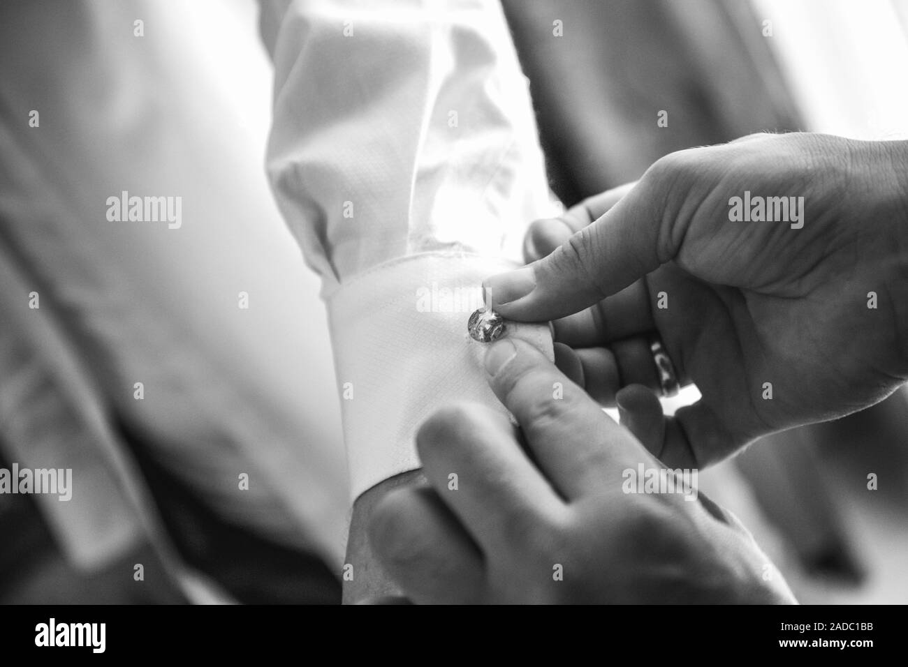 Hilft Bräutigam an manschettenknöpfe Nahaufnahme Stockfoto
