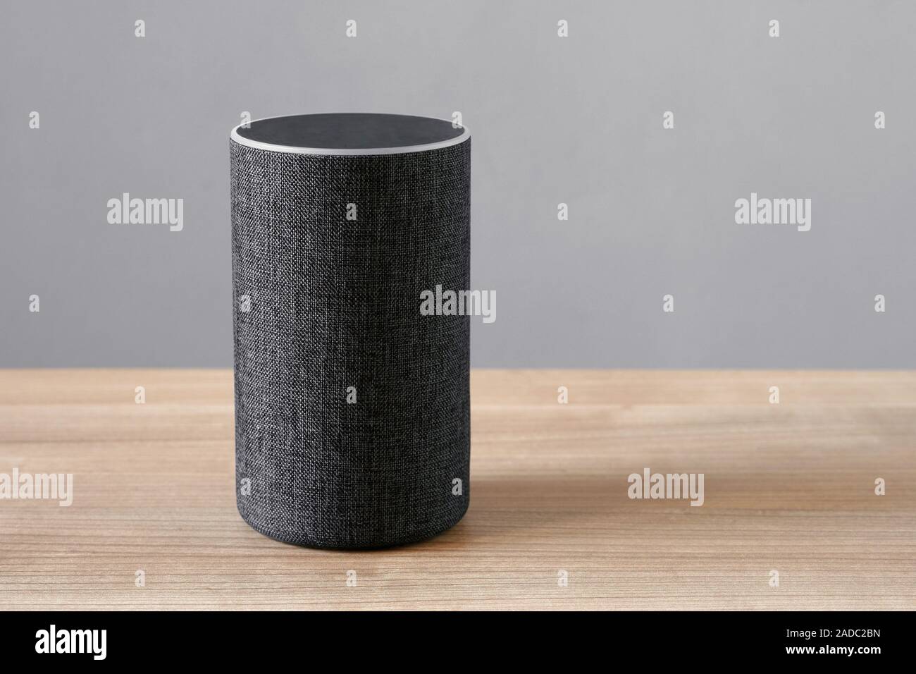 Smart Lautsprecher virtuellen Assistenten für smart home auf dem Schreibtisch - grauer Hintergrund mit Kopie Raum Stockfoto
