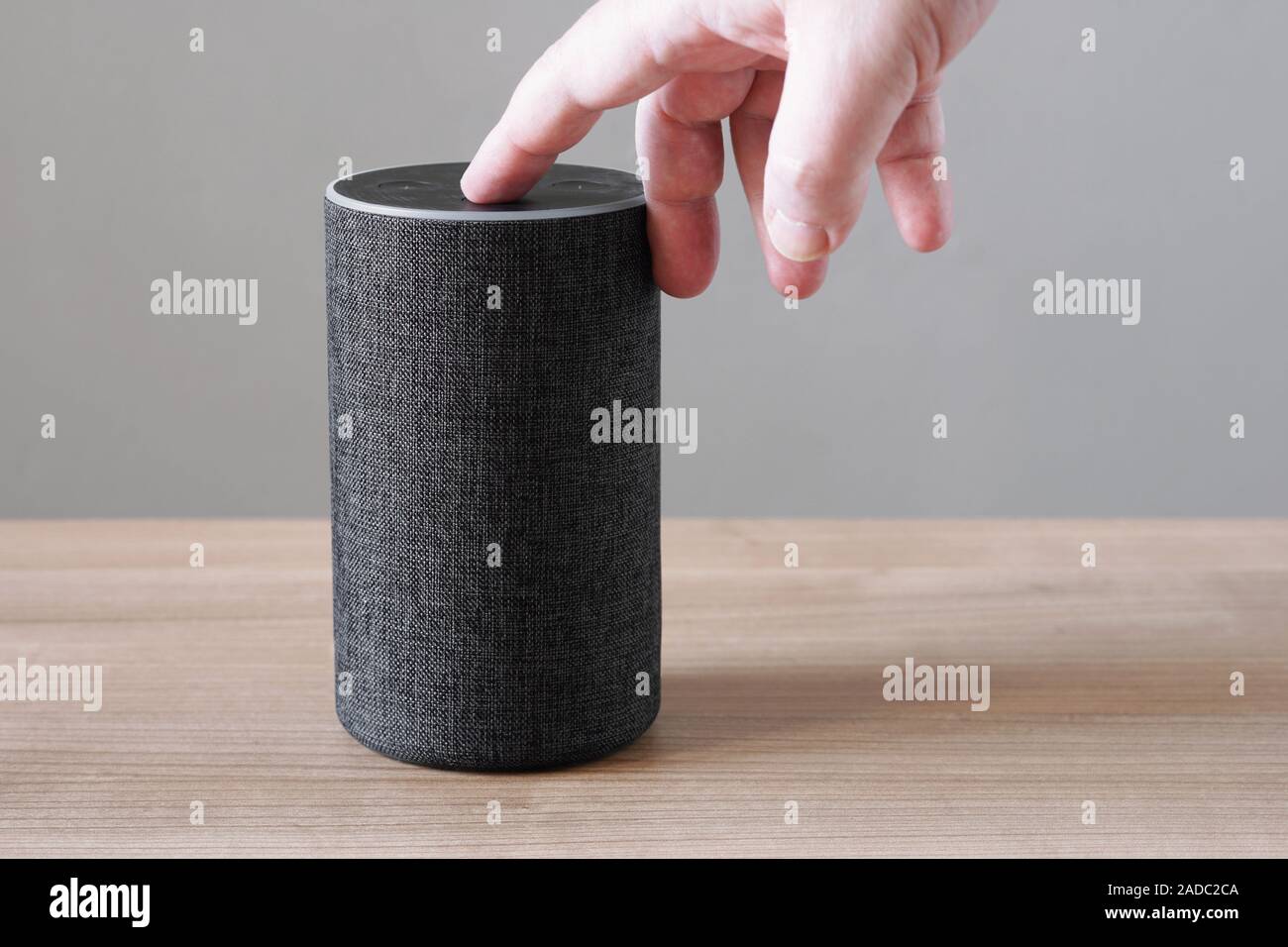 Hand drücken Taste auf Smart - Lautsprecher einschalten oder ausschalten  Mikrofon für Bedenken hinsichtlich der Privatsphäre Stockfotografie - Alamy
