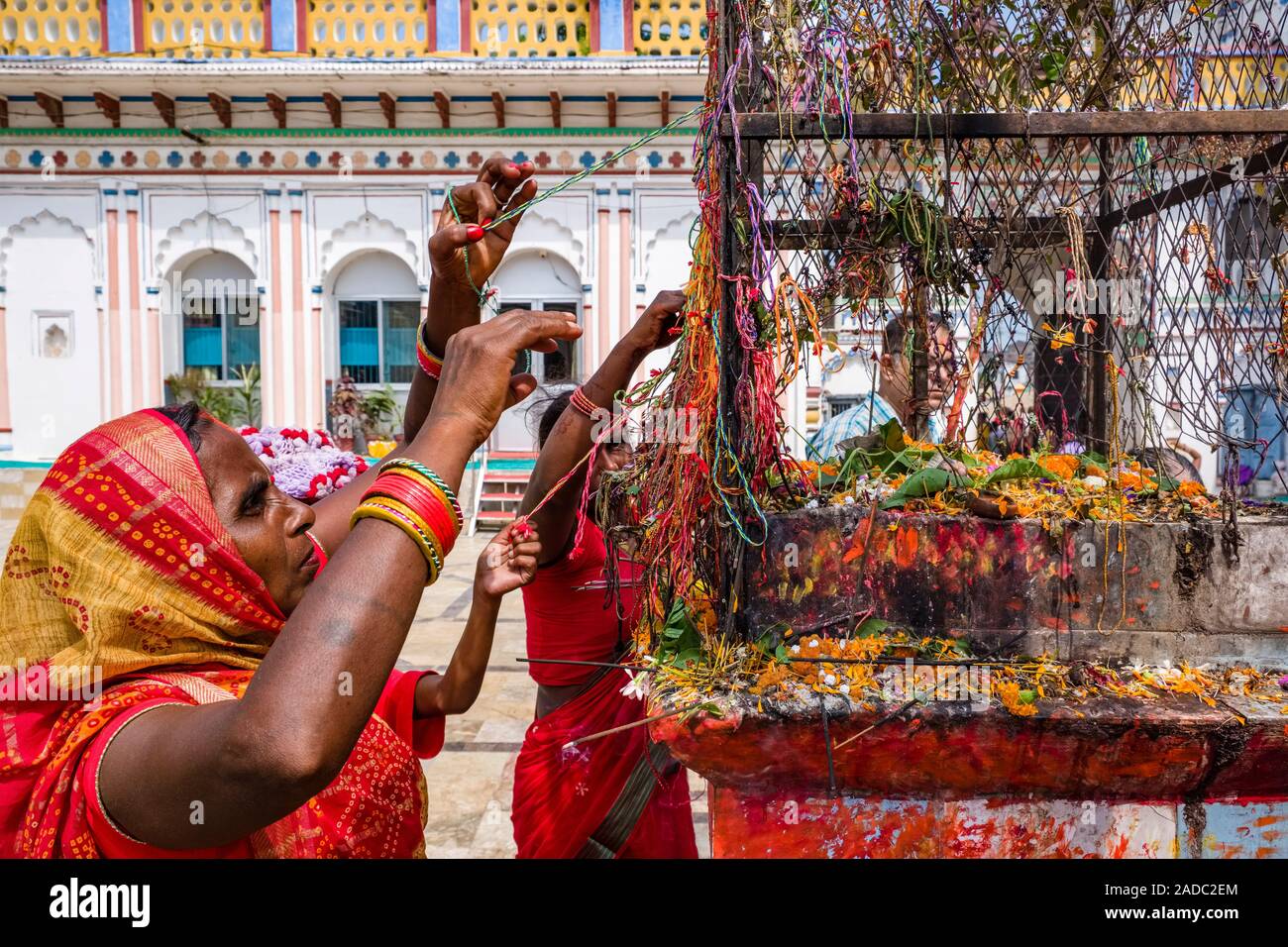 Frauen sind mit farbenfrohen Threads innerhalb der Janaki Mandir, einer der wichtigsten Tempel der Stadt, bei Darsain Festival Stockfoto