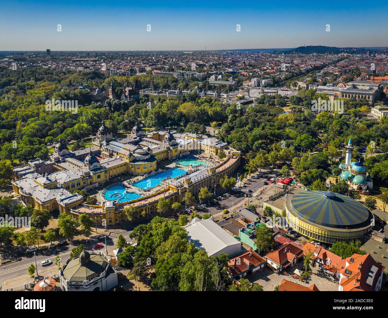 Budapest, Ungarn - Luftbild Drohne Panoramablick Blick auf die berühmte Széchenyi Thermalbad und Spa an einem sonnigen Sommertag. Heldenplatz und Vajdahunyad Cas Stockfoto