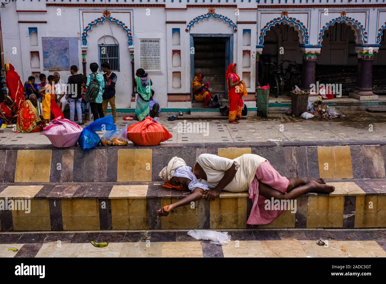 Ein Mann schläft auf einer Steinbank im Janaki Mandir, einer der wichtigsten Tempel der Stadt, bei Darsain Festival Stockfoto