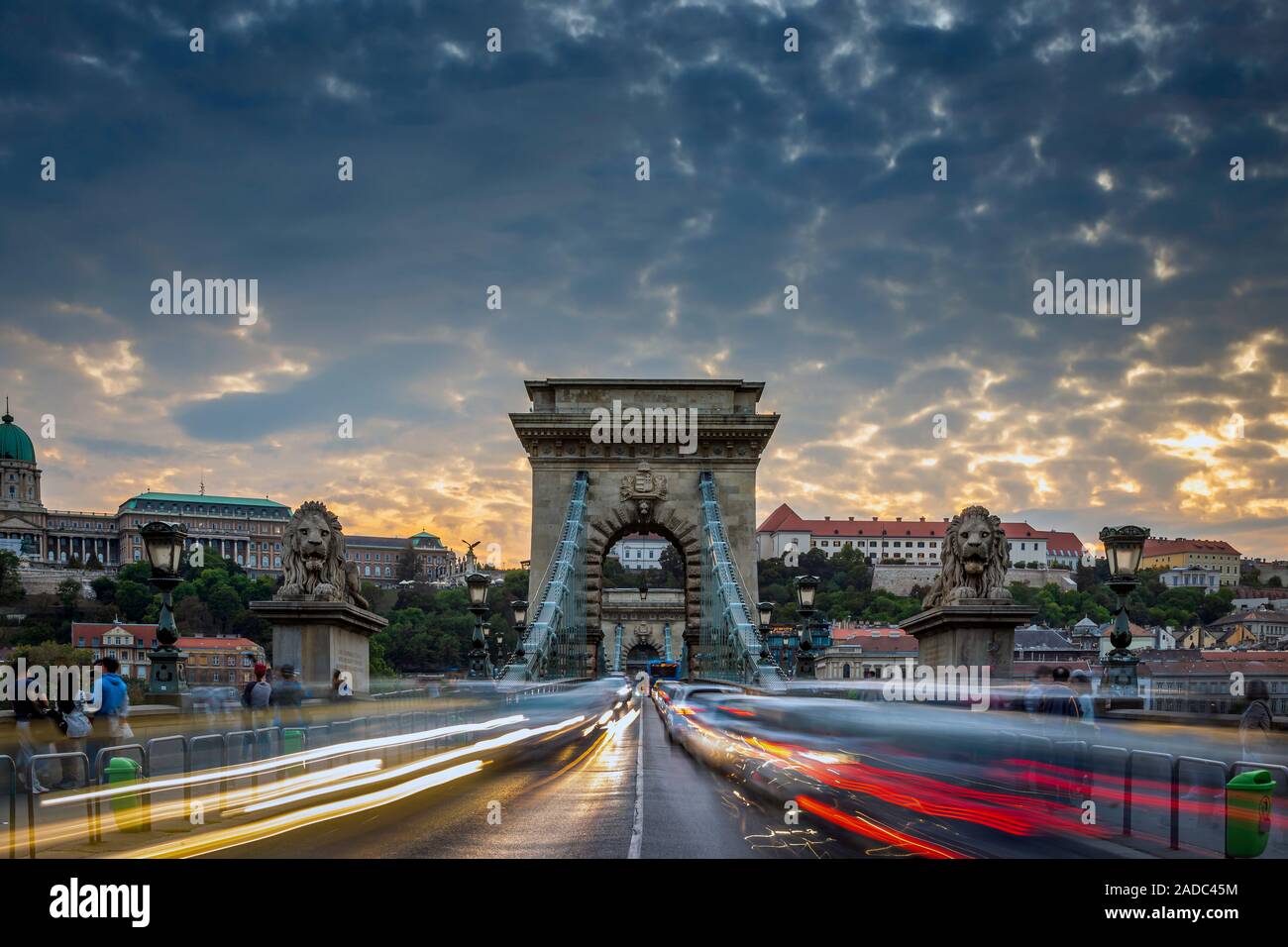 Budapest, Ungarn - Schwere Nachmittag der Verkehr auf der ikonischen Széchenyi Kettenbrücke bei Sonnenuntergang mit schönen Himmel und Wolken Stockfoto