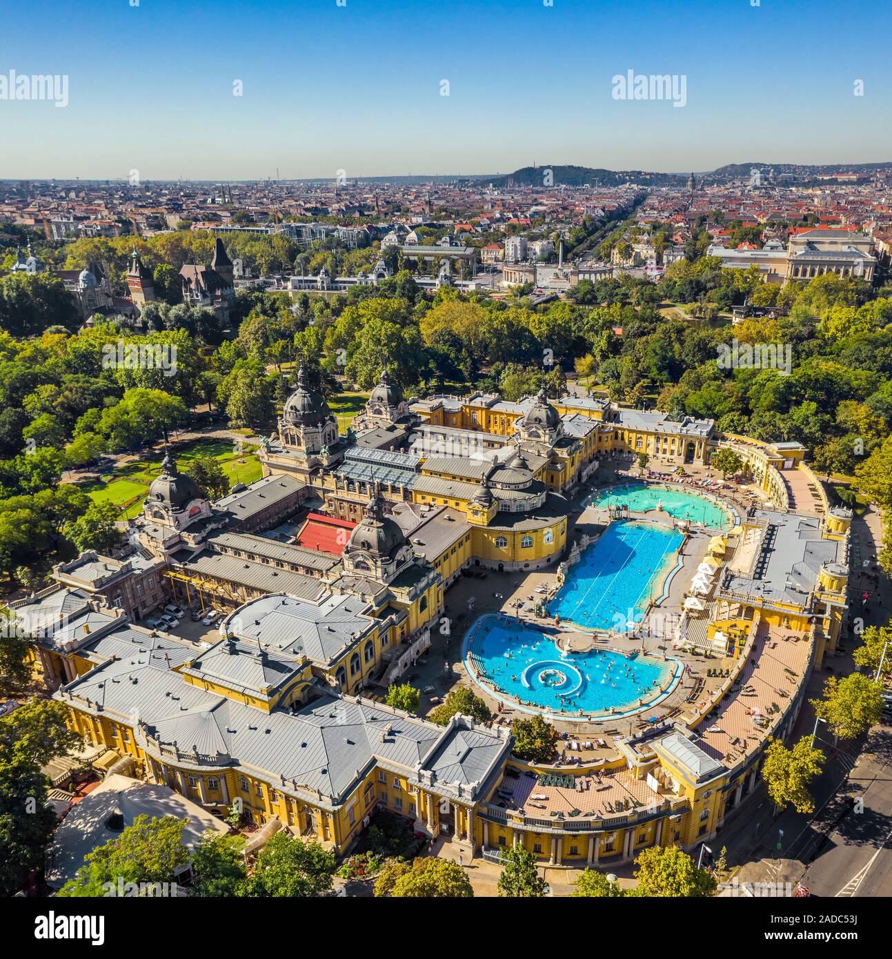 Budapest, Ungarn - Luftbild Drohne Blick auf die berühmte Széchenyi Thermalbad und Spa an einem sonnigen Sommertag. Heldenplatz und die Burg von Vajdahunyad im Bac Stockfoto