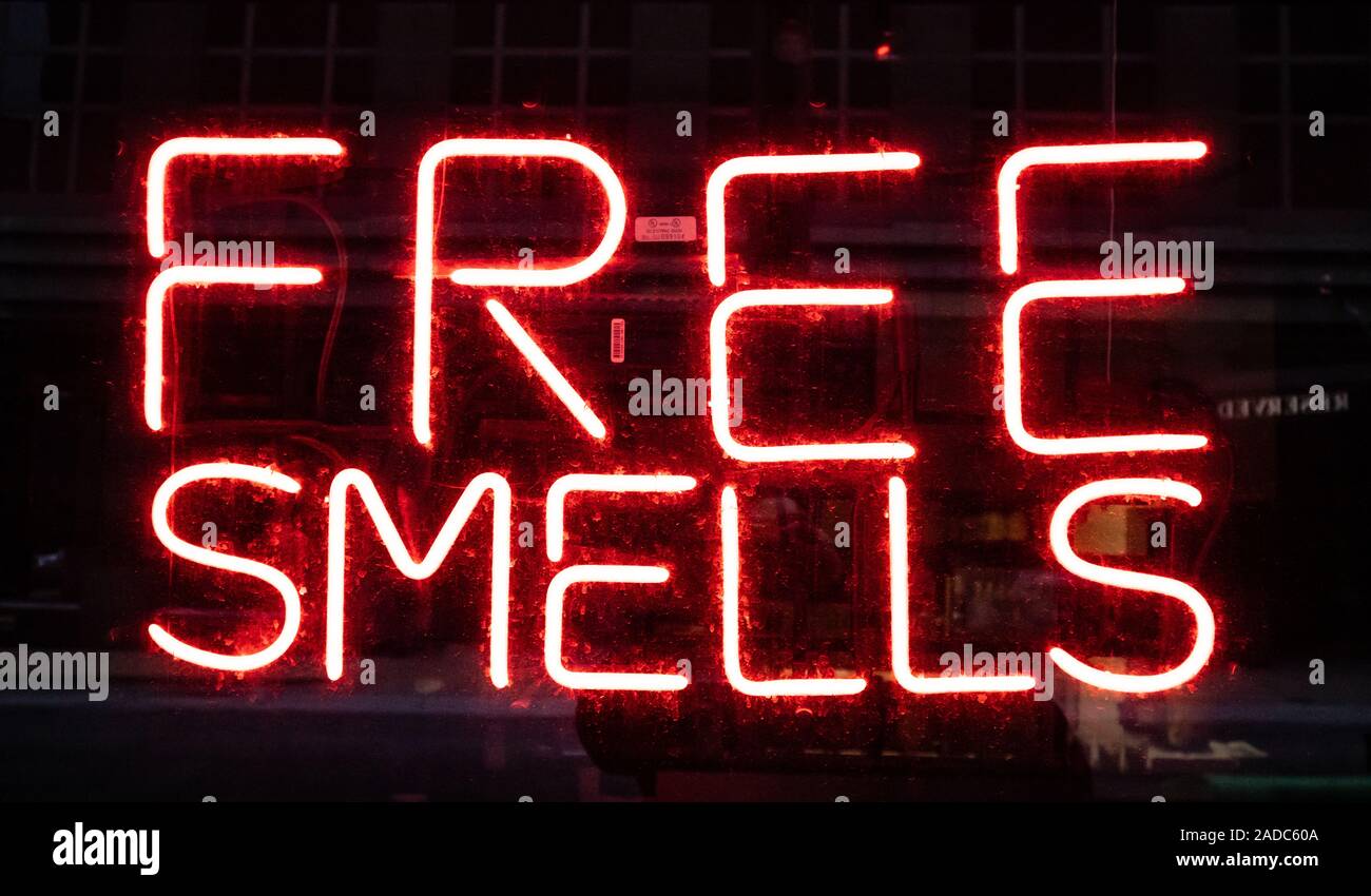 St. Louis, USA. 12. Mai 2019. Kostenlose riecht Leuchtreklame. Elektrische roten Buchstaben auf Glas Bord werben in der Nacht den Store. Nahaufnahme mit Details. Stockfoto