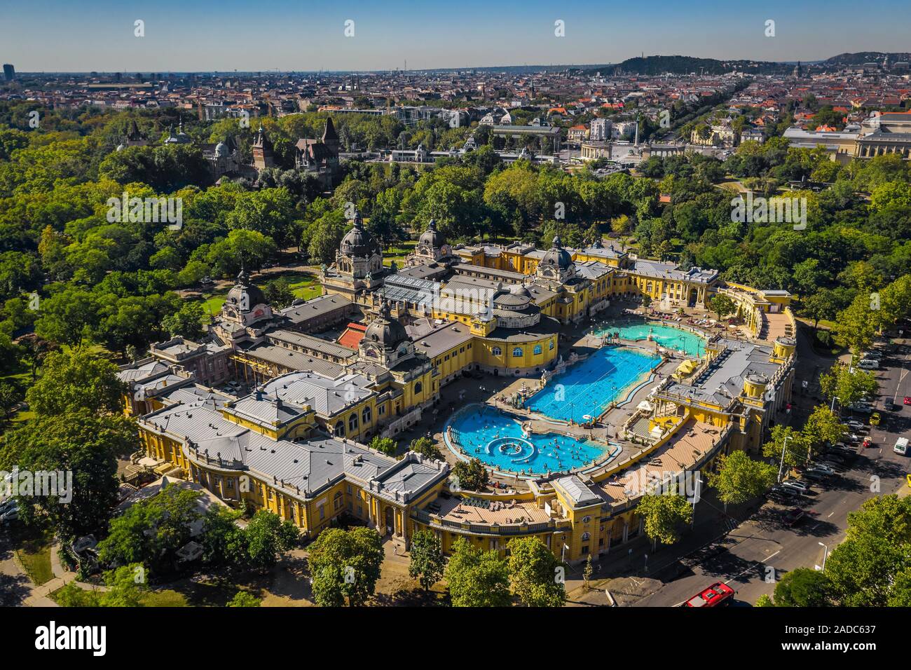 Budapest, Ungarn - Luftbild Drohne Blick auf die berühmte Széchenyi Thermalbad und Spa an einem sonnigen Sommertag. Heldenplatz und die Burg von Vajdahunyad im Bac Stockfoto