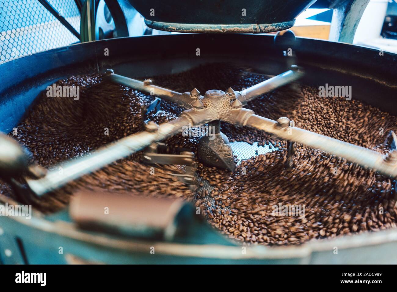 Kaffeeröster Maschine in Aktion Stockfoto