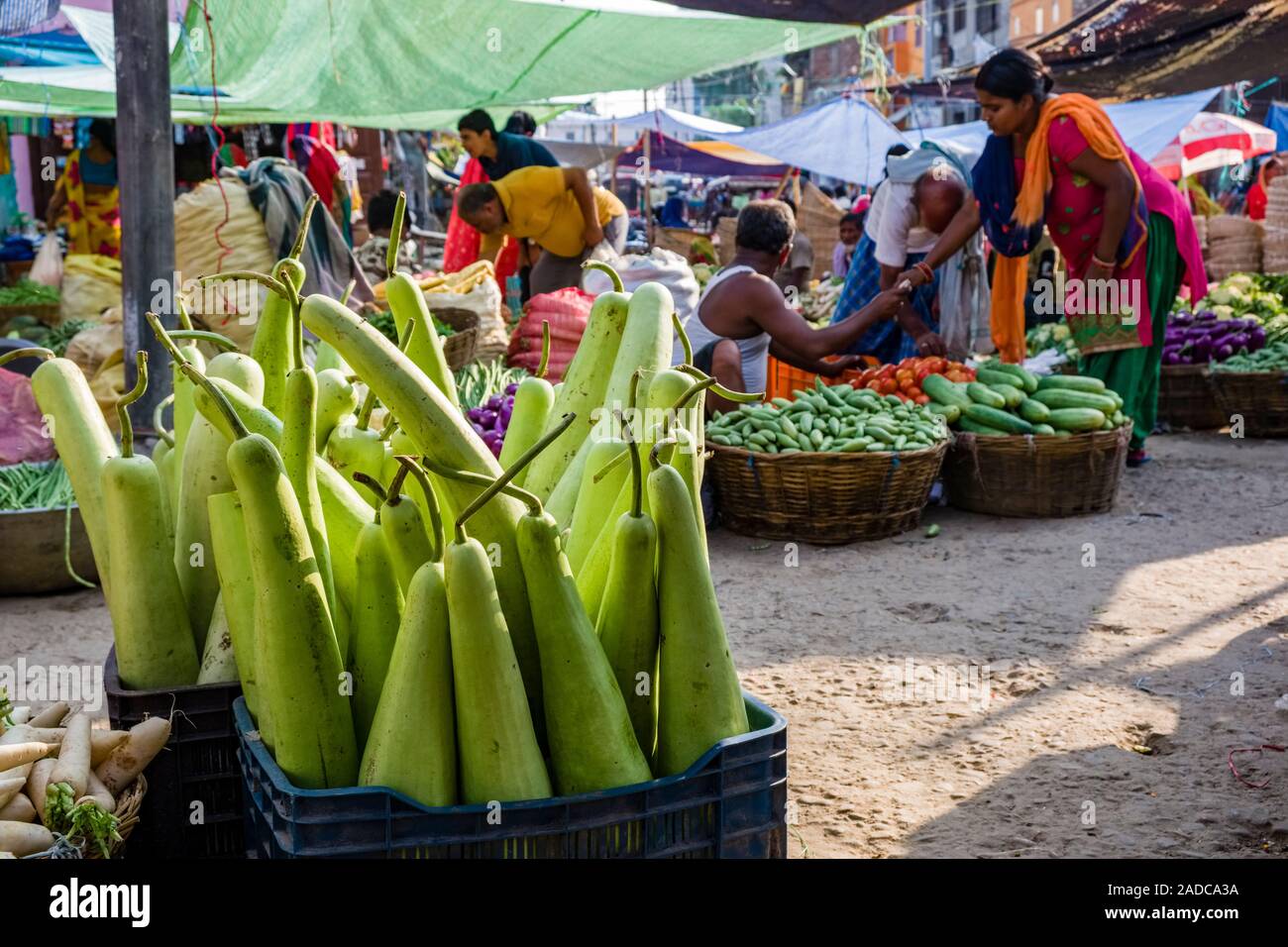 Lieferanten und Kunden auf dem wöchentlichen Gemüsemarkt Umgang Stockfoto