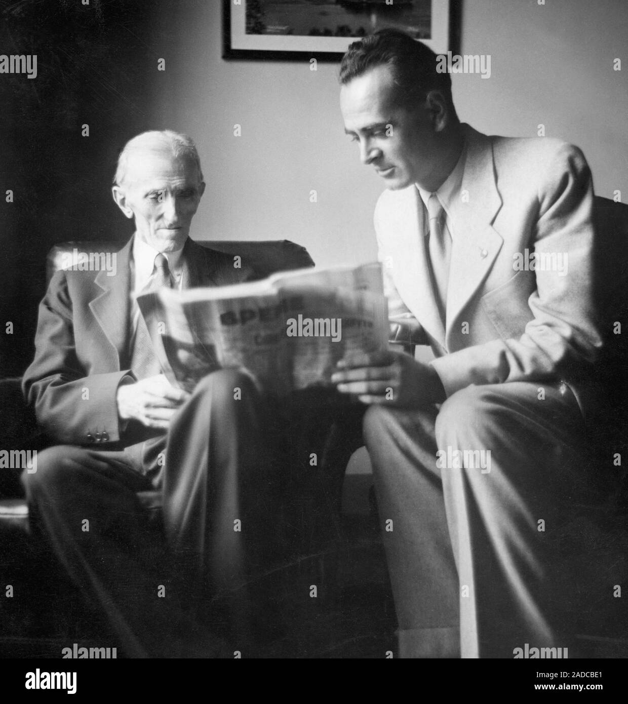 Nikola Tesla (1856-1943), serbischer US-Physiker und Elektroingenieur  (links), in seinem 80er Jahre in New York mit dem Direktor der  Jugoslawischen Magazin Vreme Stockfotografie - Alamy
