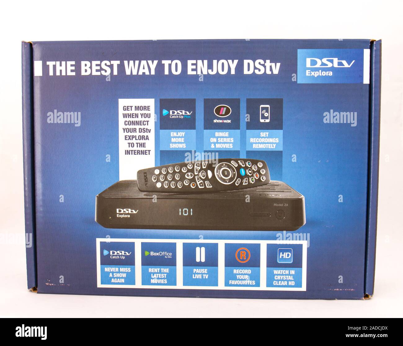 Alberton, Südafrika - ein Feld mit einem Dstv Explora Decoder für Home Entertainment auf einen klaren Hintergrund Bild im Querformat isoliert Stockfoto