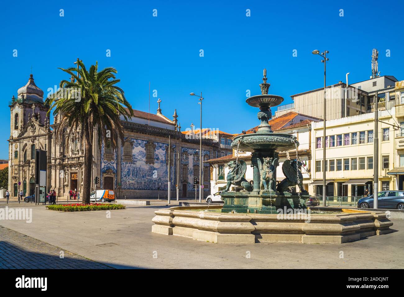 Igreja do Carmo Kirche und Brunnen des Löwen in Porto, Portugal Stockfoto